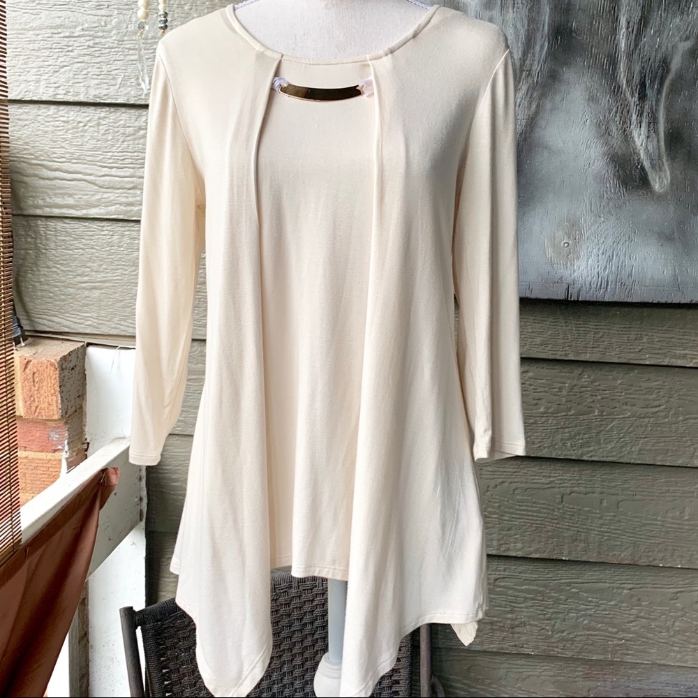 New Directions Cream Top w/Asymmetrical Hemline Sm